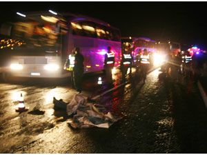 Alev alan otomobilden atladı, ezilerek can verdi