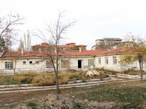 İhmal edilen kamu binaları yağmalanıyor