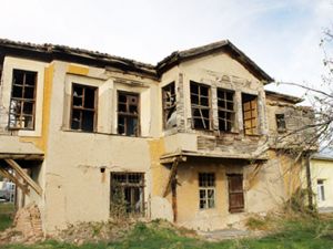 Çelebi Evi çürüyor