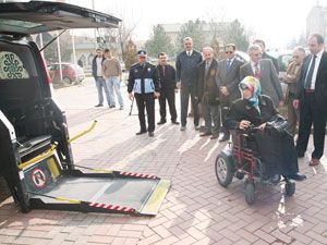 Selçukludan engellire yardım