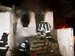 Tek katlı ev yanarak kül oldu