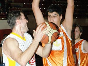 Üniversite yine farka koştu: 106-63