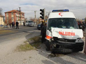 Ambulans minibüsle çarpıştı: 3 yaralı