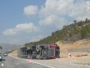 Konya'da devrilen tırın sürücüsü öldü