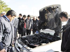 Park halindeki araç alev aldı