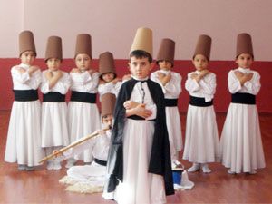 Küçük semazenlerden duygu dolu sema gösterisi