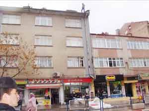 Binanın çatısına çıkarak intihar girişiminde bulundu 