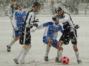 Amatör futbol karın altında kaldı