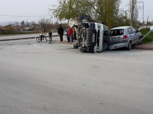 3 araç birbirine girdi