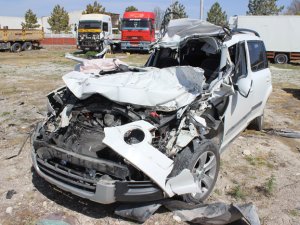 Otomobil tıra çarptı: 2 ölü, 1 yaralı