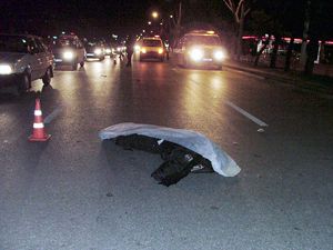 Otomobil bisikletliye çarptı: 1 kişi öldü