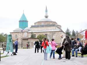 Turistler, Mevlana Müzesi'ne akın ediyor