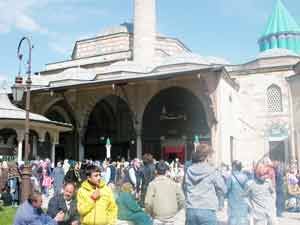 Mevlana’da huzur buluyorlar