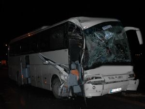 Otobüs kamyona arkadan çarptı: 4 yaralı