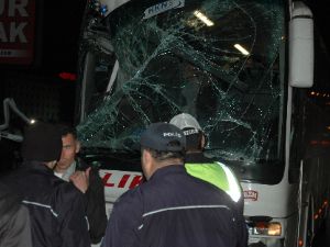 Kamyona çarpan otobüsün yedek şöförü hayatını kaybetti