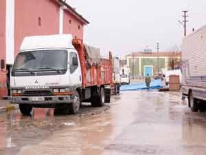 Sağanak nedeniyle pazar esnafı tezgah açamadı