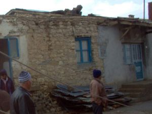 Şiddetli rüzgar Beyşehir'de çatıları uçurdu