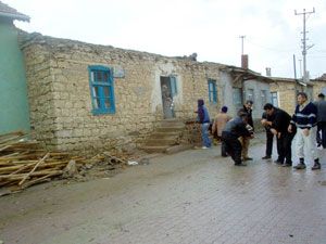 Beyşehir'de fırtına çatıları uçurdu
