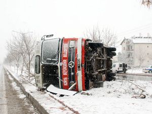 Belediye otobüsü takla attı