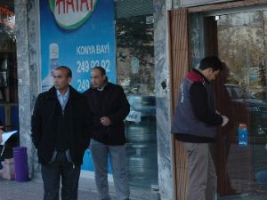 Maskeli, silahlı iki kişi sarraf soymaya kalktı