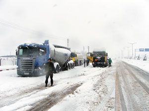 Seydişehir yolunda ulaşım güçlükle sağlanıyor
