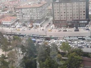 Tramvay raydan çıktı, yolcular mağdur oldu