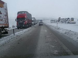 Afyon yolu kardan kapandı