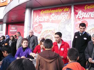 Çelikkayalar, 5 bin kişiye aşure ikram etti