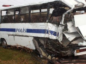 Kamyonun Çarptığı Polis Servis Aracı Devrildi