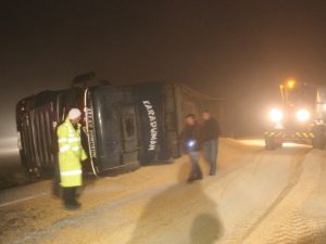 Mısır yüklü tır karayolunu trafiğe kapadı