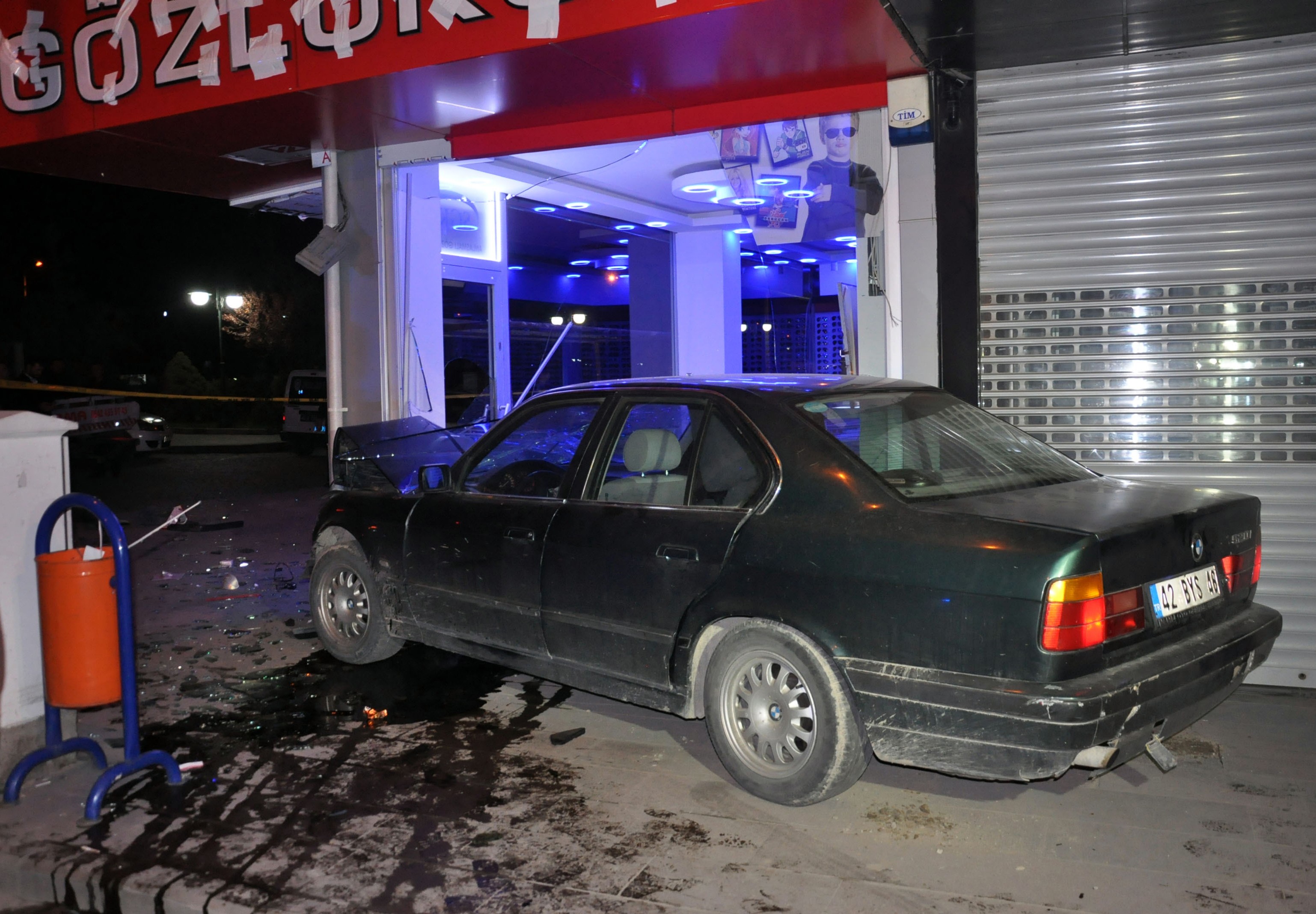 OTOMOBİL GÖZLÜKÇÜ DÜKKANI DALDI