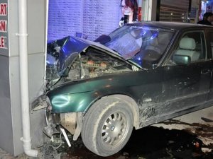 Otomobil gözlükçü dükkanına girdi