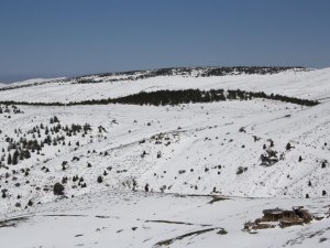 Aladağ'a Nisan son haftasında kar yağdı