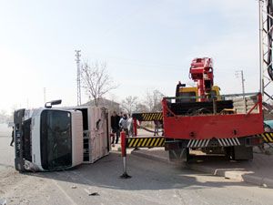 Çöp kamyonu devrildi: 3 yaralı