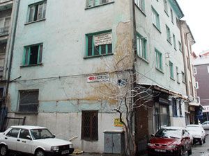 Vakıf binasının atıl kalması üzüyor
