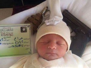 IŞİD'den silahlı, el bombalı bebek fotoğraf