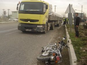 Tır motosiklet'le çarpıştı: 2 Yaralı