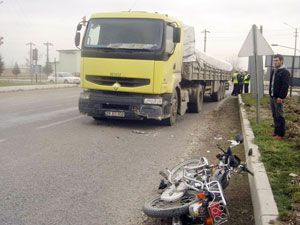 TIR motosikletle çarpıştı,2 kardeş yaralandı 