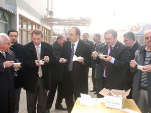 Mobilyacılar esnafa aşure ikramında bulundu