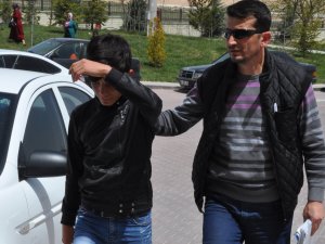 Liseli Genç Kız Arkadaşının Eski Sevgilisini Öldürdü