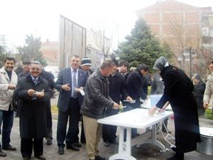 İlçelerde vatandaşlara aşure ikram ediydi