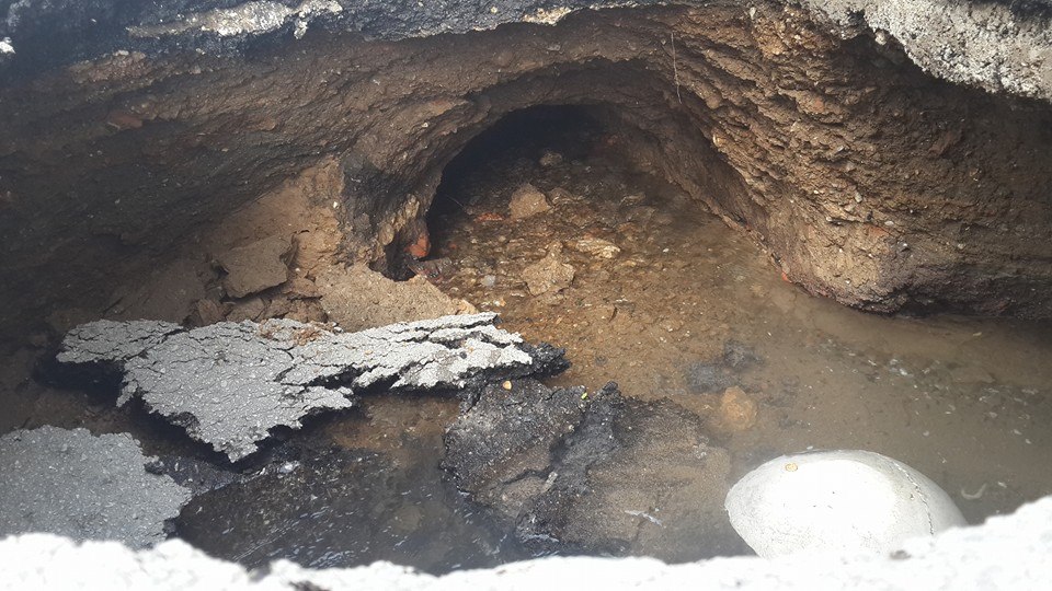 Su şebekesi patladı, yol çöktü