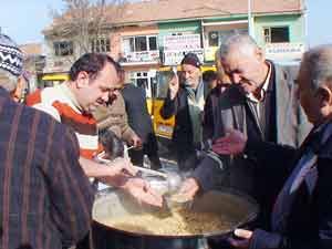 Yunak'ta Esnaf Teşkilatı bin kase aşure dağıttı