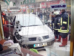 Bayan sürücü işyerine çarparak durabildi