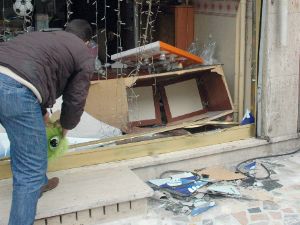 Yayaya çarpmamak için iş yerine girdi