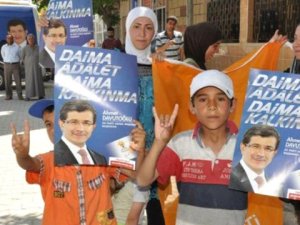 Başbakan posterli Bozkurt işaretli Suriyeliler
