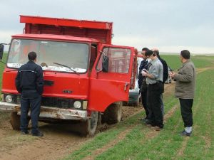Çaldıkları kamyonet bozulunca...