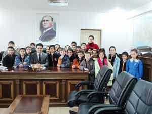 Kadınhanı'nda öğrenciler kaymakamı ziyaret etti