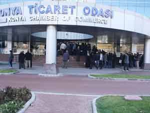 İndirimli belge için kuyrukta bekliyorlar