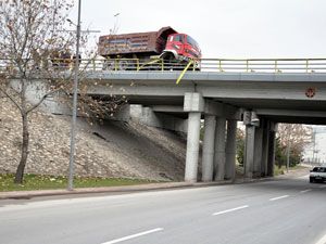 Kamyonu geçit korkulukları kurtardı